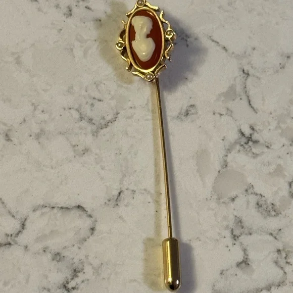 Vintage Avon Cameo Stick Pin Brooch Victorian Style Gold Tone - Picture 1 of 3